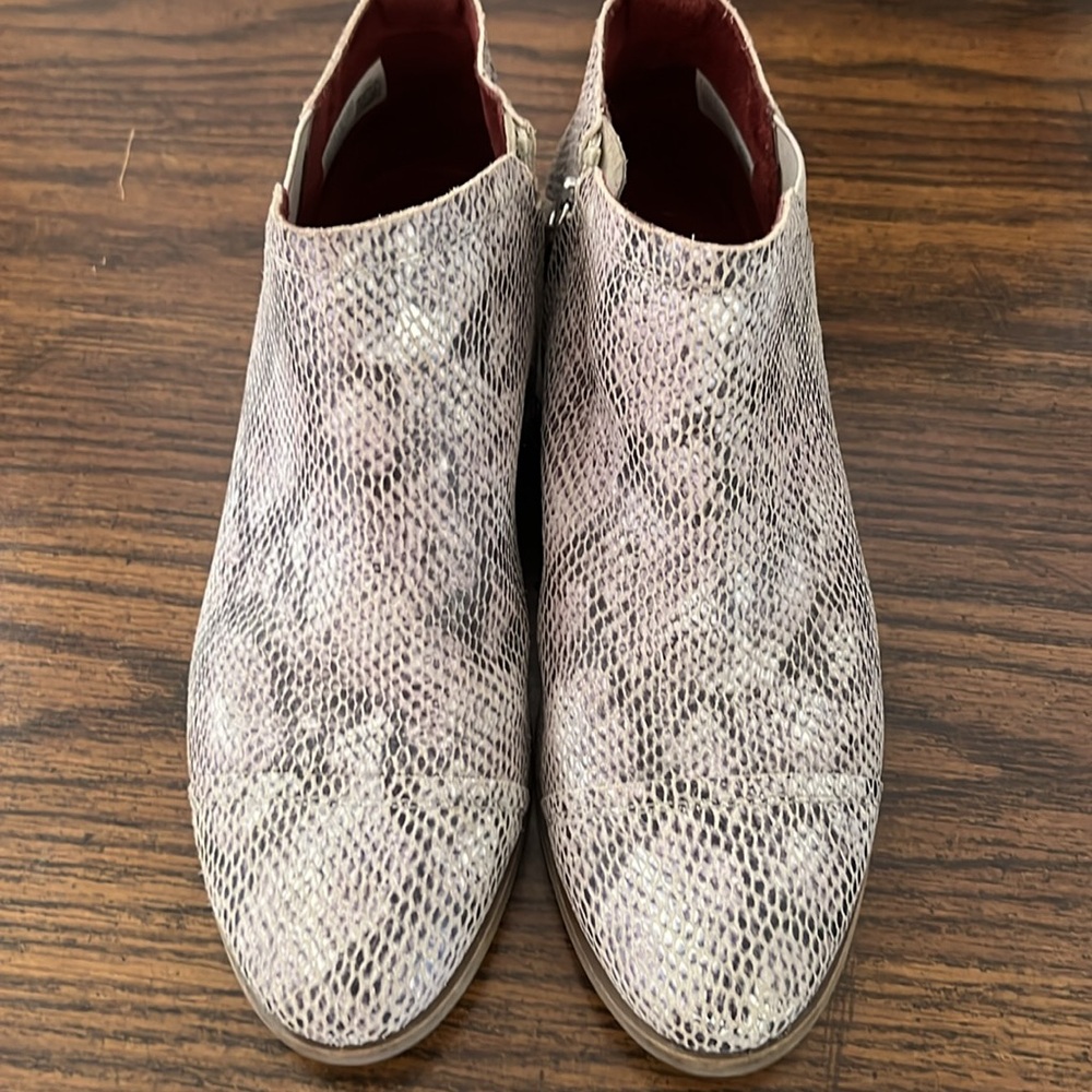 Like new TOMS REESE COBBLESTONE SNAKE PRINTED SUEDE LEATHER CHELSEA BOOTS 8 1/2W